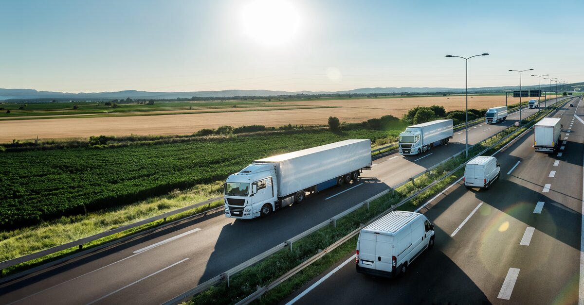 Chauffeur routier au volant d’un camion respectant les durées maximales de conduite